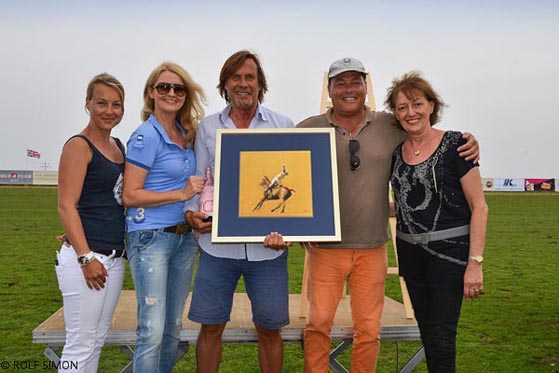 Versteigerung des Polo-Gem&auml;ldes Perfect Shot des K&uuml;nstlers Michael Hotz durch Moderatoring Frauke Ludowig und Moderator Franky Spiekermann zu gunsten von Dunkelziffer e.V. beim German Polo Masters Sylt 2013 -- Den Zuschlag erhielt  Ralph Justus Maus vom Sylter Unternehmen Maus Immobilien