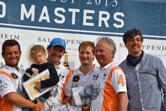 German Polo Masters Sylt - Der K&uuml;nstler Michael Hotz &uuml;berreicht Kunstdrucke