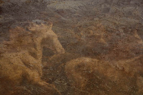 Das Gem&auml;lde "Umbra II" des K&uuml;nstlers Michael Hotz ist ein zeitgen&ouml;ssisches Kunstwerk und zeigt galoppierende Pferde in monochrom braun.
