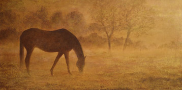 Der Kunstdruck des Gem&auml;ldes Equilibrium zeigt die Stille am Morgen, ein grasendes Pferd auf der Weide im Nebel, des K&uuml;nstlers Michael Hotz -- Im Original ein golden-monochromes Acrylgem&auml;lde auf Leinwand strahlt dieser Kunstdruck die ruhige &ndash; und zugleich Energie-erf&uuml;llte &ndash; Stimmung zu Beginn eines neuen Tages aus.